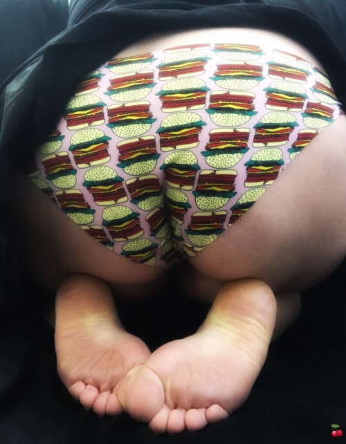 cherryredtoes:Hamburger….anyone?