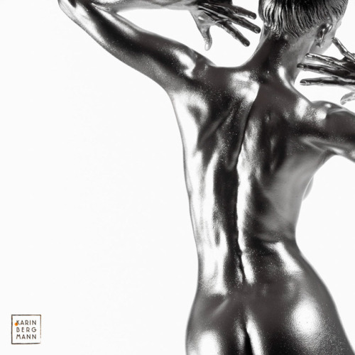 XXX Silver body painting by Karin Bergmann. photo