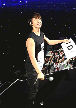rurouneko:  donghae kissed the marry U project banner ;;A;; 