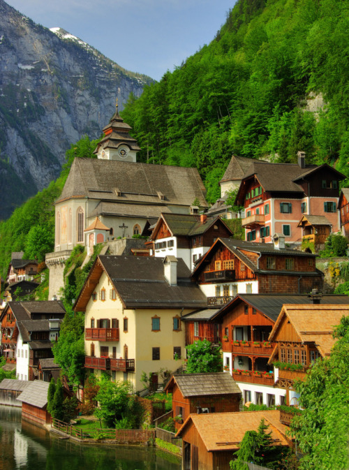 (via 500px / Living on the hillside by Béla Török) Hallstatt, Upper Austria, Austri