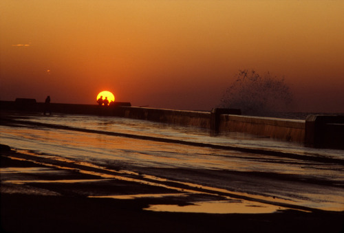 unrar:Havana 1984. Sunset on the Malecon, Cuba, Rene Burri.