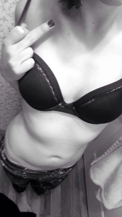nikkikittykatty: Come snap chat with me!   Scarletneko   Also follow and reblog please<3 💋 