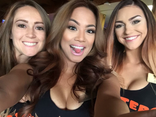 superfructose: The hottest hooters girls … follow for more —&gt; superfructo