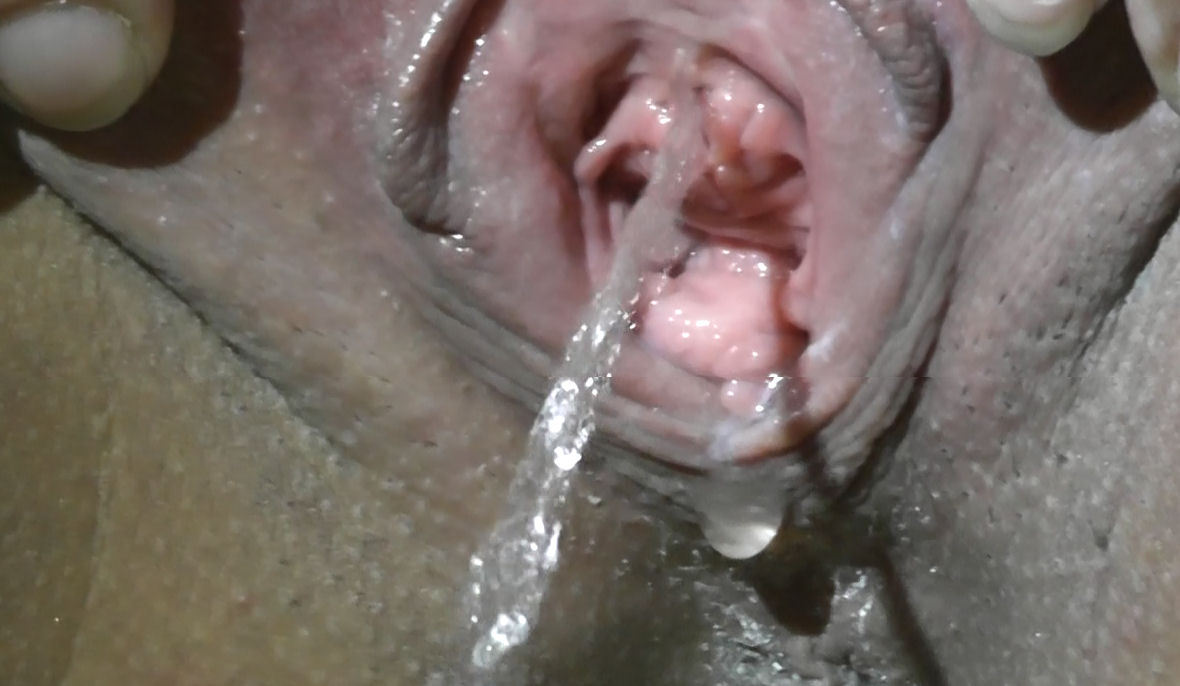 klrspussy:  Peeing while holding my labia open so you can clearly see my urethra