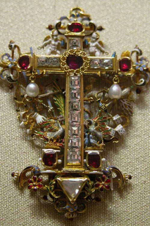 treasures-and-beauty:Renaissance pendant cross with rubies and diamonds with enamels.