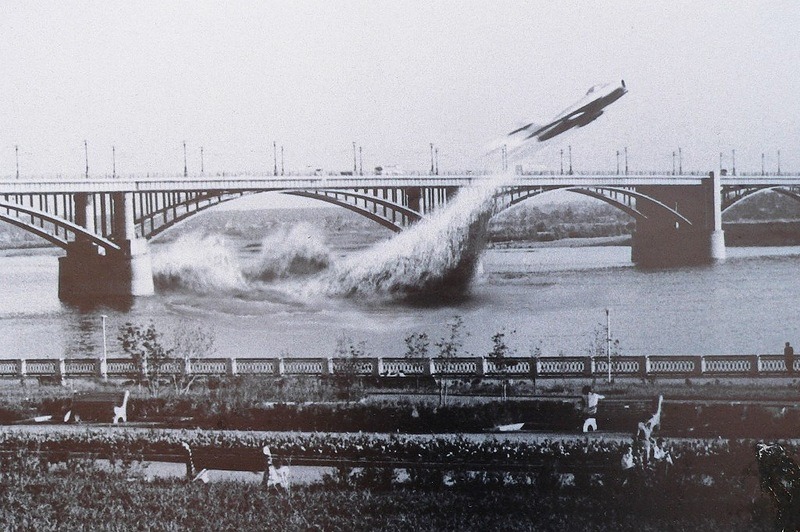 lahoriblefollia:  Russian stunt pilot Valentin Privalov flying under the central