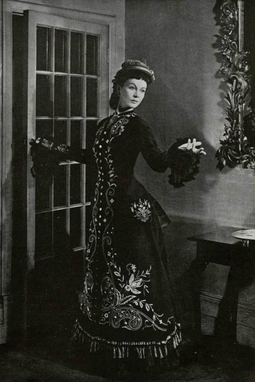fashionsfromhistory:Dress worn by Vivien Leigh in The Woman in Fashion by Doris Langley Moorec.1876F