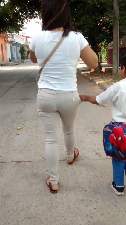 hoy a las 8:40am me encontre Mamá joven llevando a su hijo a la escuela en jeans café claro marcando
