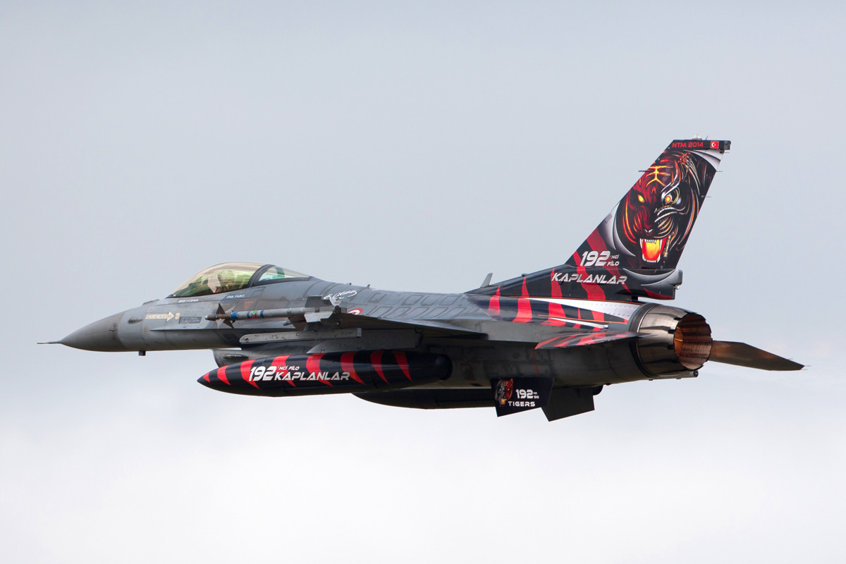 rocketumbl:  F-16 Unique Paint 