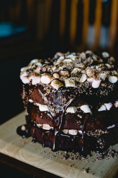 Porn Pics fabulouseats:  S’mores Cake 