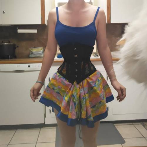bustiers-and-corsets:  16 inch waist :)