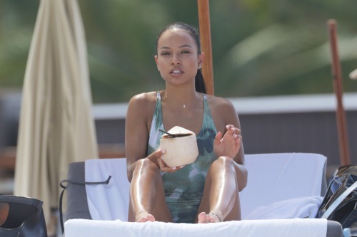 aisselectric:  sadgalriri:  celebritiesofcolor:  Karrueche Tran in Miami Beach  me  Summer aesthetic