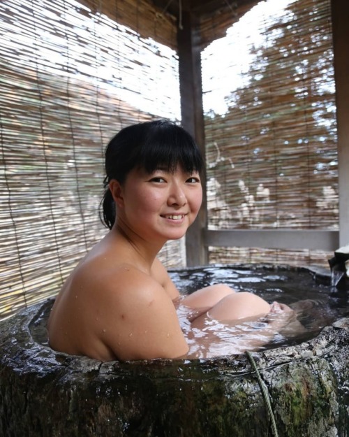 長野県安曇野にある「中房温泉」 現在は冬季閉鎖中になります⛄ ・ 温泉デパートと言われるほど たっくさんの温泉があって♨ しずかは大興奮 ・ 混浴温泉もたくさんありますが 大部分は宿泊者のみしか入れま