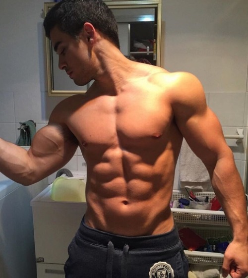 hotandsexymen:  https://www.instagram.com/runandlift/