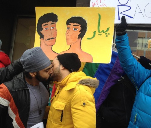 kaagazkalam: zaildaaar:  queermenofcolorinlove: Showing some brown boy love at a protest against Ind