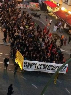 wellegegenvaterstaat:  Wir richten uns gegen das Verhalten des Senates und die Ignoranz, mit der die Berliner Politik auf den Protest der Refugees reagiert. Unsere Solidarität gilt den Refugees, die 12 Tage lang mit unzureichend Wasser und praktisch