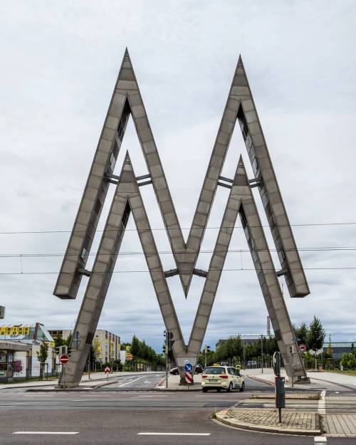 Double M: The famous logo of the Leipzig Trade Fair (“Mustermesse”) marks the eastern en