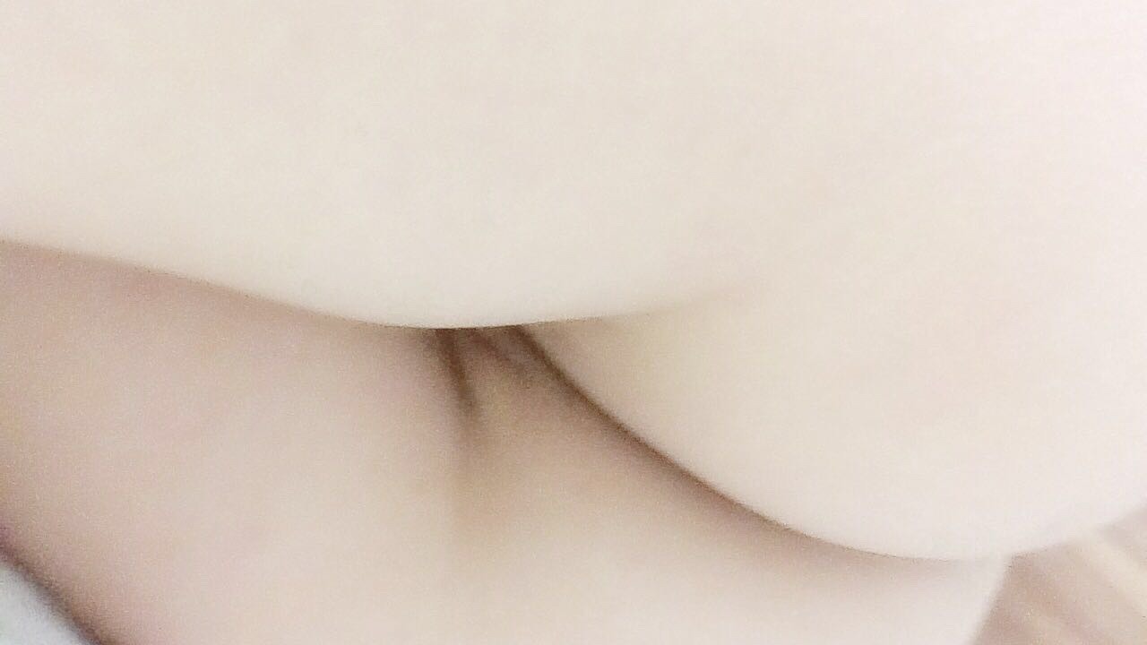 r-pussy:  小骚货昨天自慰了两次，啪啪啪高潮了一次 结果睡前还是湿嗒嗒的呢