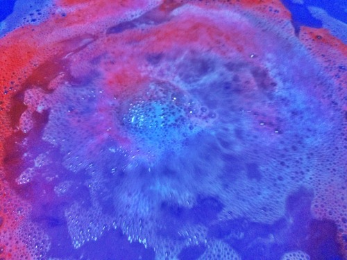 a-majestic-creature:  Beautiful water curiosity of Space Girl Bath bomb by Lush 😍  thelifeofaglasgowgirl.blogspot.co.uk 
