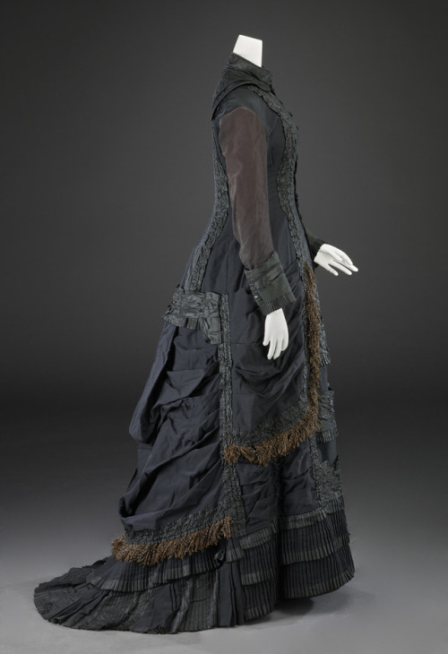 cimetiere-chanson: history-of-fashion:  ab. 1875 Silk mourning dress (American) (Indianapolis Museum