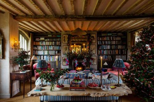 thenordroom:A cozy English cottage decorated for ChristmasTHENORDROOM.COM - INSTAGRAM - PINTEREST - 