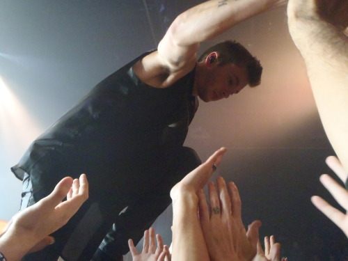 davidthedad:From the Center Stage show in Atlanta on November 23, 2013.Tyler climbs up for Holding O