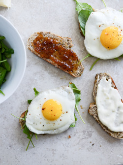 food-for-comfort:  Gruyere, Fig Jam and Arugula