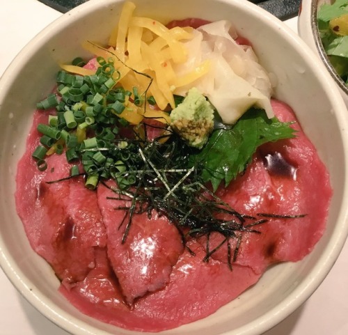 gkojax:  東京別視点ガイドさんのツイート: 船橋駅「将泰庵」の和牛鉄火丼だよ。生の状態のA5ランク黒毛和牛をわさび醤油でさっぱりいただく。ごはんは酢飯。うまい！ https://t.co/6dthkMBPWy