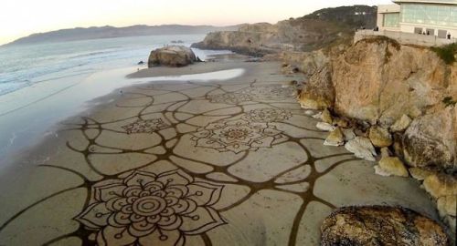 innocenttmaan:  Andres Amador is an artist who uses the beach as his canvas, racing against the tide to create these large scale temporary masterpieces using a rake or stick .. Andres’ creations are simply stunning and knowing that these delicate creation