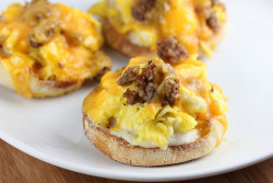 yummyinmytumbly:  ENGLISH MUFFIN BREAKFAST