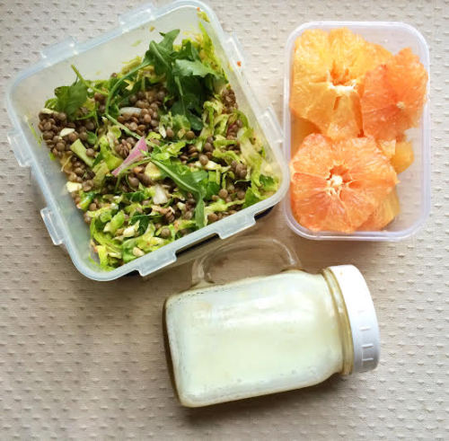 happyvibes-healthylives:  To-go Lunchbox Ideas: spring rolls w/veggies & peanut sauce*cherry t