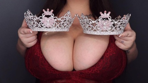 housewifeswag: We got our second @manyvidsofficial crown this year  2018 MV BBW of the Year! joining