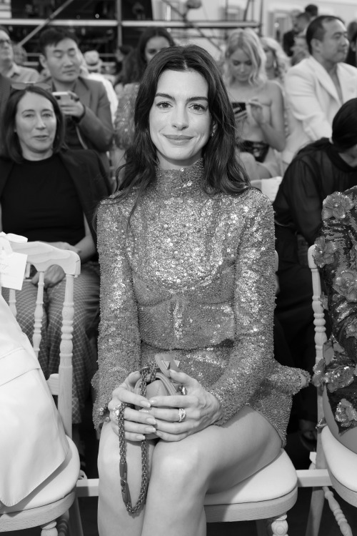 analogwerk: Anne Hathaway photographed at the Valentino Haute Couture Fall/Winter 22/23 fashion show on July 08, at Piazza Di Spagna 2022 in  Rome, Italy - photography by Daniele Venturelli