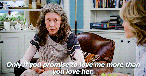 bestofcomedy:  This is the level of validation I need.  Grace and Frankie | 3x8 “The Aler
