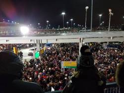 Mcgarrygirl78: Remikanazi: Just Got To #Jfk. Massive Crowd America The Beautiful.