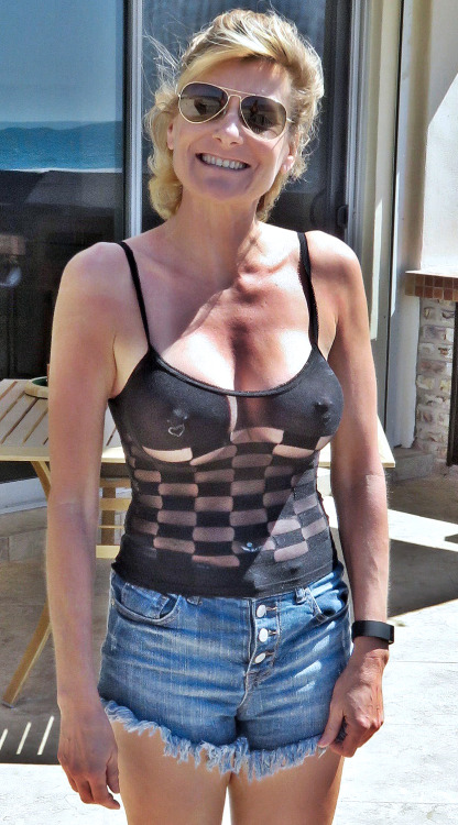 eipi0:mike2balls:  pp526: drstani:   realmaturebeauty: http://maturedelight.com/page.php?950  Herrliches Outfit…         Schönes Engagement    mein Urlaubsoutfit - sichtbare Nippelpiercings und ohne BH