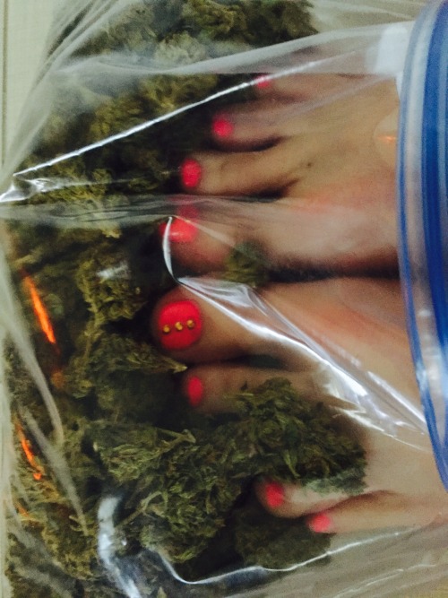 mypissingpleasure: Smokin!
