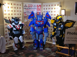 strawberrieninja:  alexhchung:  Cosplay found at BotCon!  The Soundwave and Starscream is me and Tesazombie! 