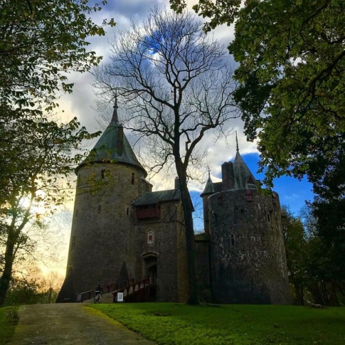 the Red Castle this evening#castellcoch #wales (at Castell Coch)