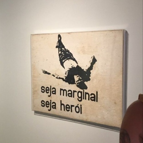 SENDO UM MENINO DO RIO OU DO HAVAÍ, SEUS ÓSCULOS CONTRA MINHA DESPEDIDA SÃO INÚTEIS. É PRECISO DIZER