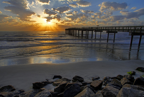 jimbr549:  hardsadness:  by pedro lastra on flickrSt. Augustine Pier & Sunrise  #landscape #suns