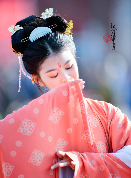 traditional chinese fashion, hanfu. 中华礼乐大会现场图. Photo: 秋月半弯