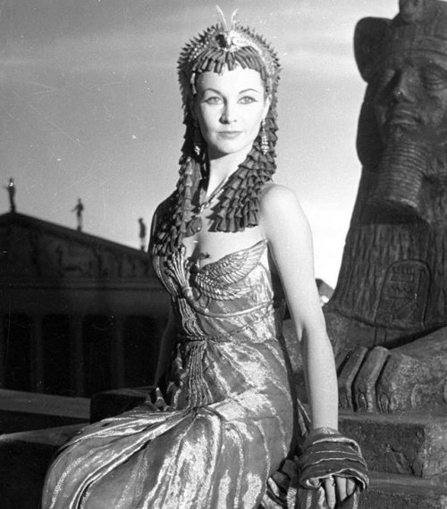 costumeloverz71: Cleopatra (Vivian Leigh) Gold dress.. Caesar and Cleopatra (1945)… Costume by Olive