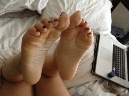 feetoftheday: chezchatonne: Bon soir!A shot of my feet in the air :) To the gentlemen wishing to s