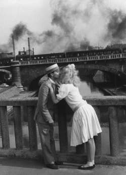 lottereinigerforever:  Jean-Luc Godard &amp; Anna Karina in Agnès Varda’s short film “Les Fiancés du pont Mac Donald ou (Méfiez-vous des lunettes noires)” 