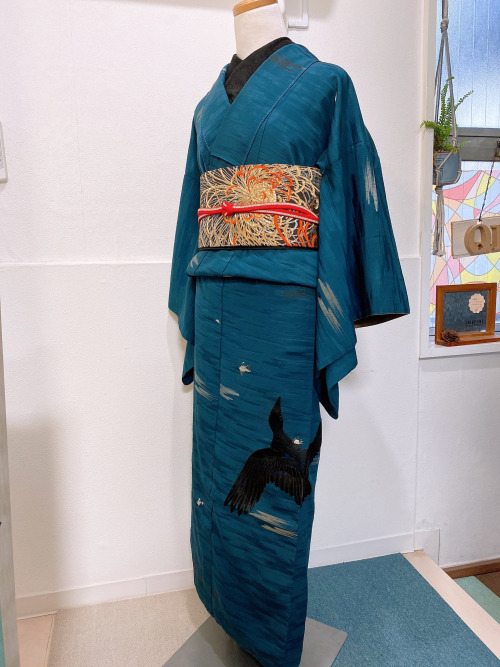 Kimono with large embroidered crows.モダン小町@modankomachi