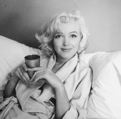 missmonroes:  Marilyn Monroe photographed