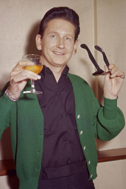 pinkeye-private-i:  Roy Orbison without his sunglasses, c. 1962. Via. Hulton Archive. 