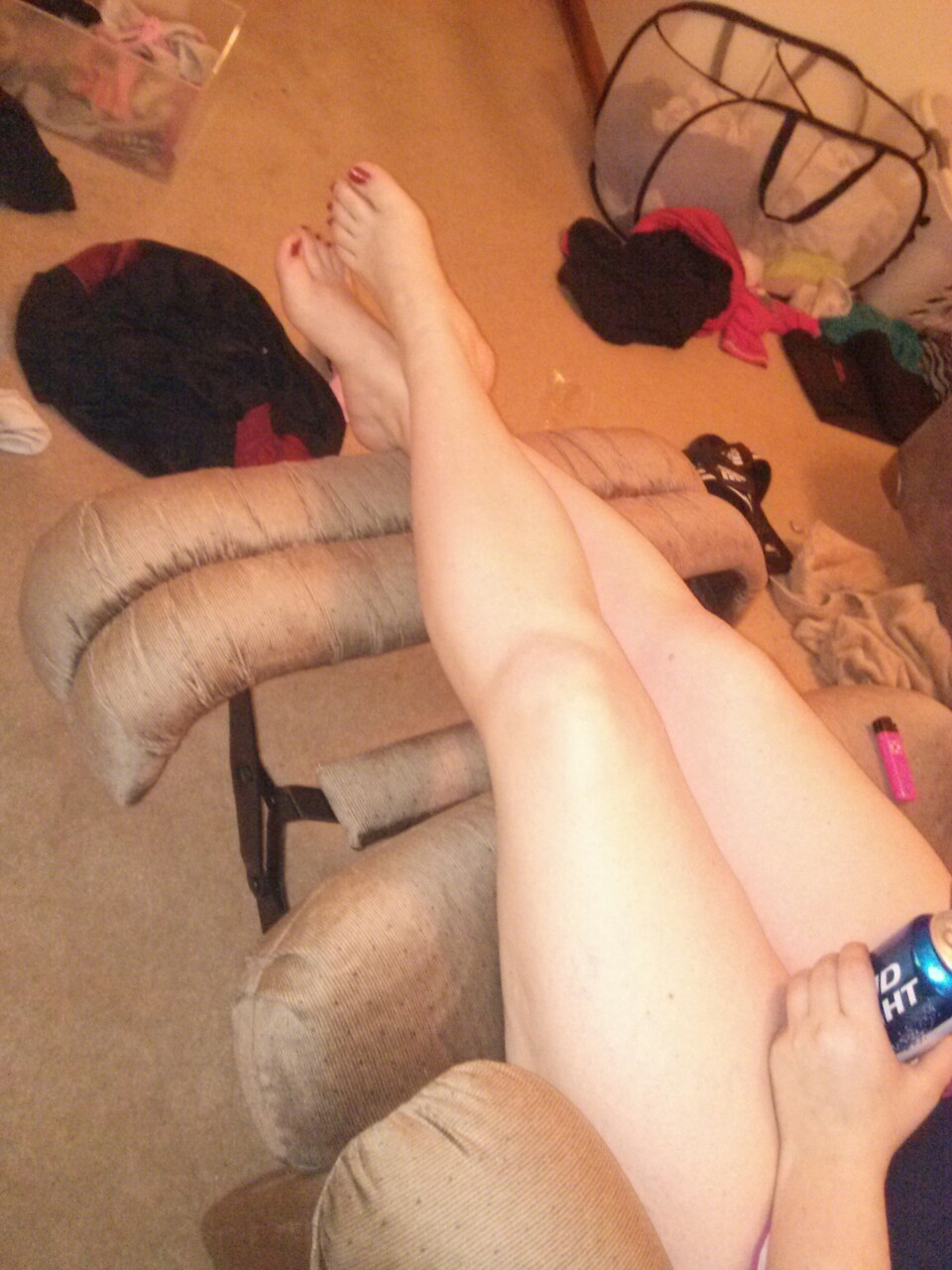 wifesbody:  The wife just hanging out with her sexy legs and feet 