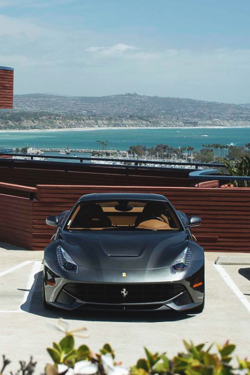 Ferrari F12 Berlinetta Γιατί ξέρει να ποζάρει…